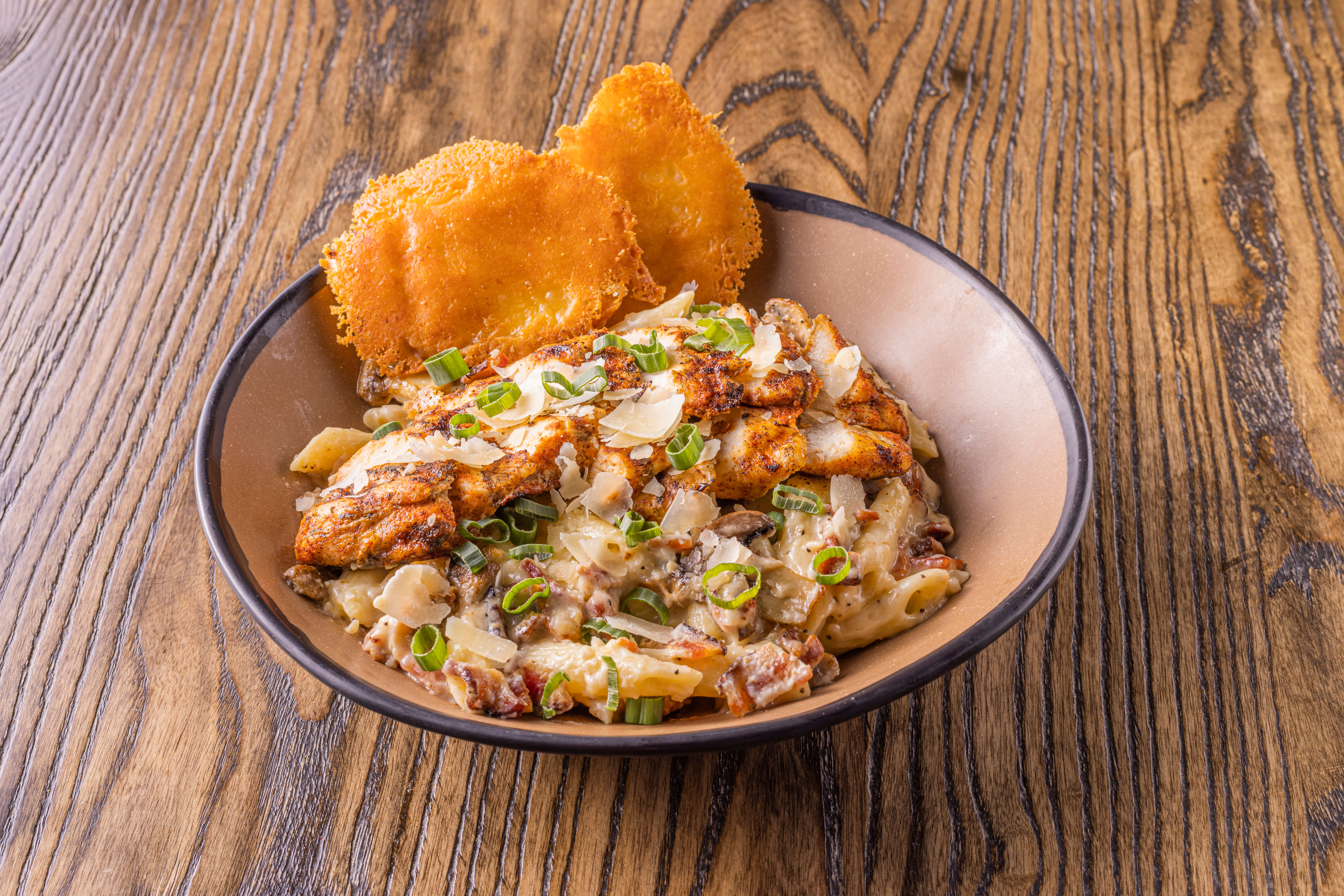CHICKEN, BACON & MUSHROOM CARBONARA